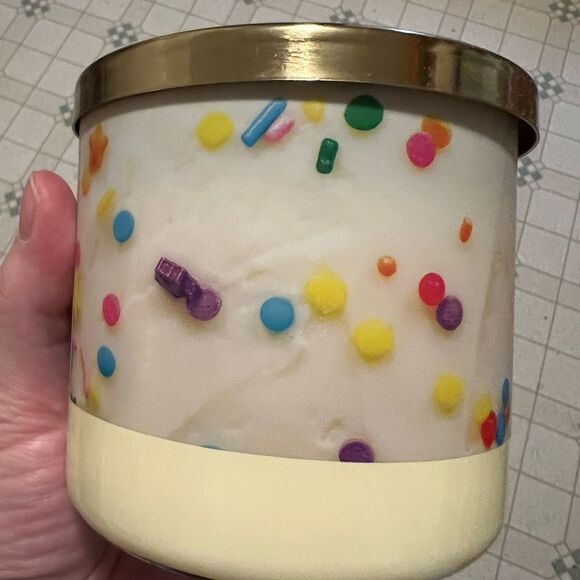 Goose Creek Buttercream Sprinkles 3 Wick Candle 14.5oz - Picture 3 of 7